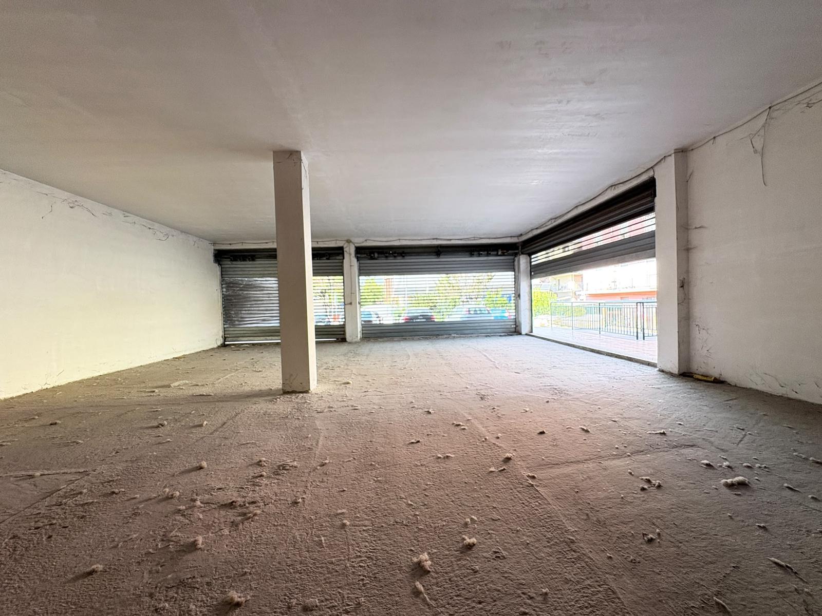 SALARIALOCALE350-Locale commerciale con ampie vetrine e parcheggio privato